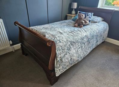 Sleigh bed single