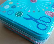Sewing kit in a tin BN