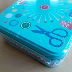 Sewing kit in a tin BN