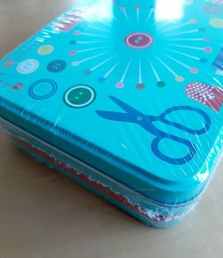 Sewing kit in a tin BN