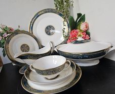 Royal Doulton "Carlyle" Dinner Set for 8 person