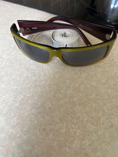 Vintage Guess sunglasses with Olive Green frame & redish Tempkearm