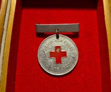 Vintage  Great WWI Junior Red Cross Service Member Medal in Painted Aluminum