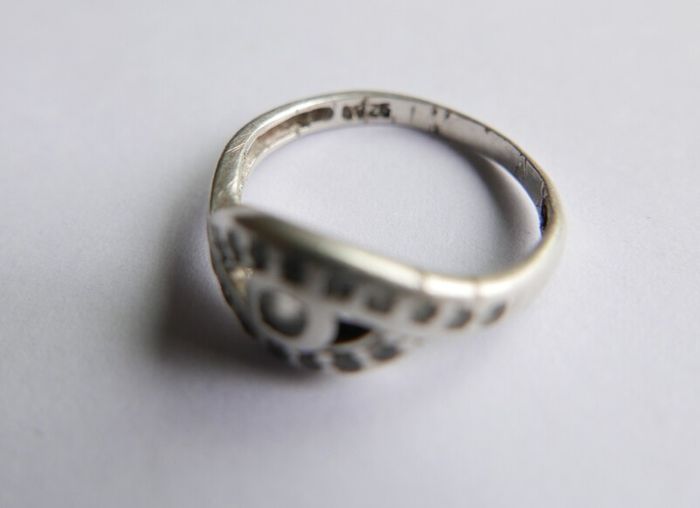 Vintage 925 Sterling Silver Ring with Stone Detailing size K - 1,8g