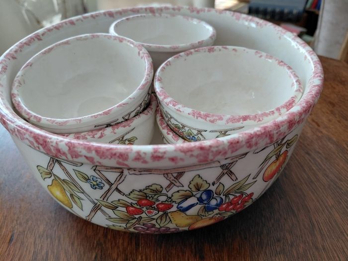 Vintage Italian fruit bowl set features hand painted fruit decorations