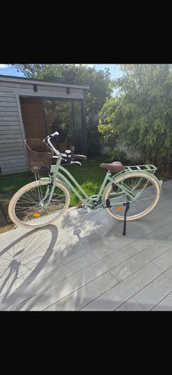 Almost new low frame city bike ladies almond green