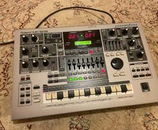 Roland MC-505 Groovebox