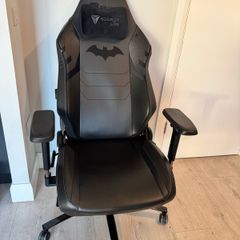 Secretlab Titan Dark knight gaming chair