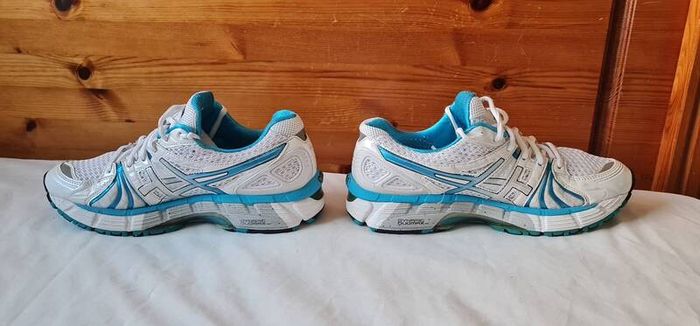 Asics gel kayano 18 sky blue/white Size 6.5 eu 40 in like new condition