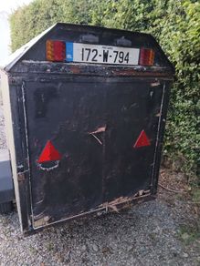 Single-Axle Enclosed Box Trailer.
