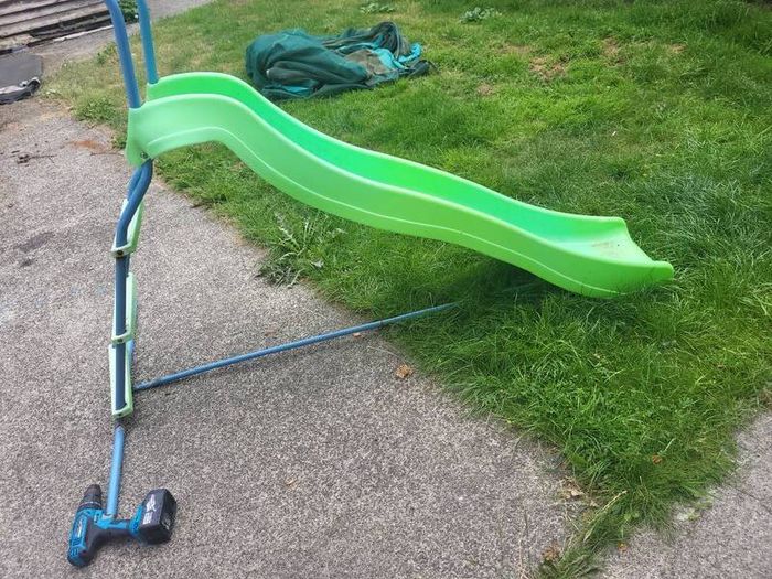 slide needs 1 screw as shown in pics