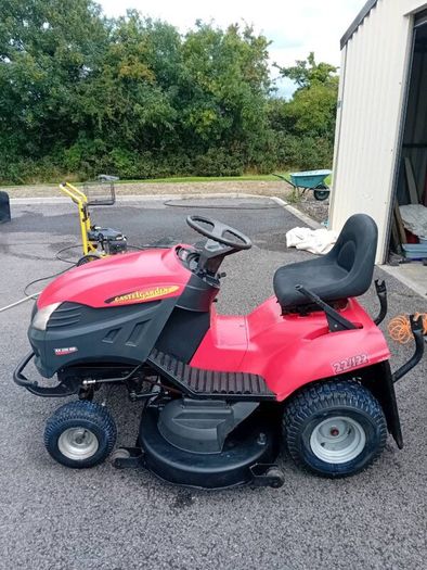 Ride on lawnmower