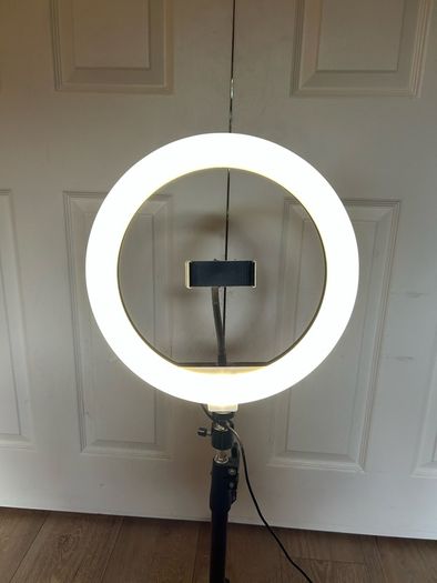 Ring light with tripod