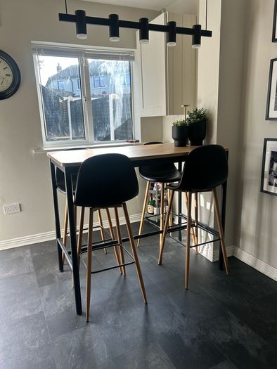 High Bar Table - 4x Leather Stools