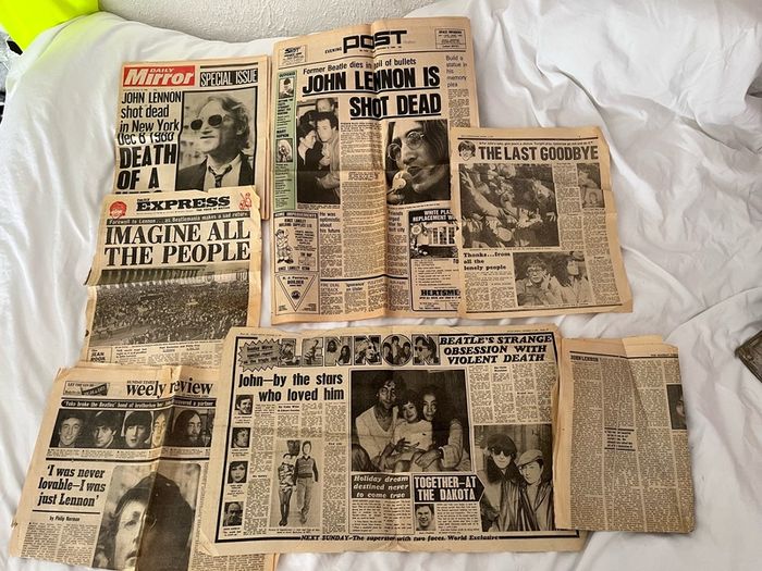 7x John Lennon Beatles death newspapers
