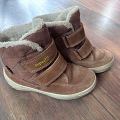 Perfect condition winter boots kids