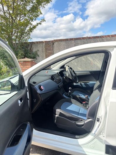 White Hyundai i10 - low owners - freshly serviced