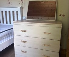 chest of drawers