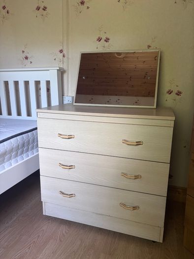 chest of drawers
