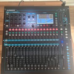 Allen & Heath QU-16 and case