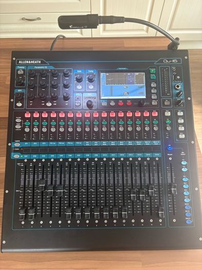 Allen & Heath QU-16 with case