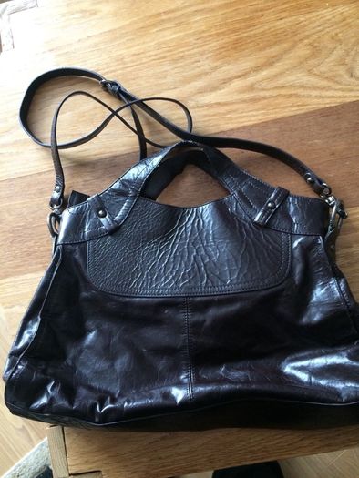Leather Oriano ladies bag with shoulder strap.