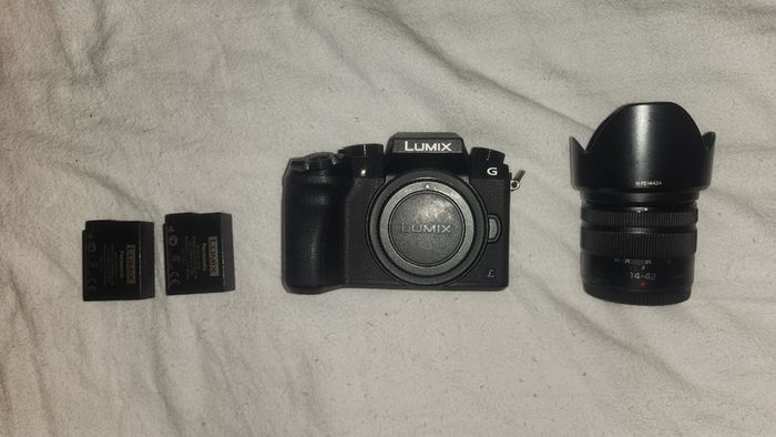 Panasonic Lumix G7 + 14-42mm Kit Lens - 4K Camera (Excellent Condition)