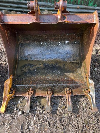 4 Original JCB 3Cx buckets, Ripper toe and wheel