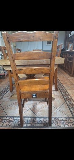 Solid oak kitchen table with 6 kitchen chairs