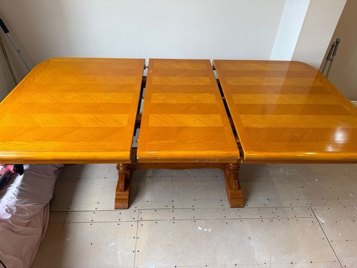 Wooden extendable dining table
