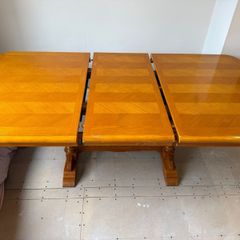 Wooden extendable dining table