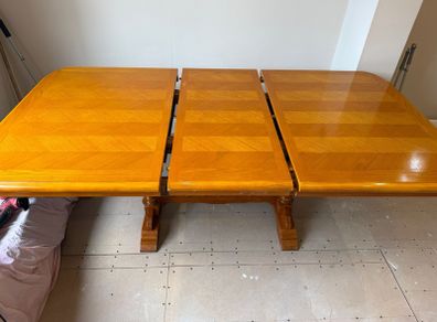 Wooden extendable dining table