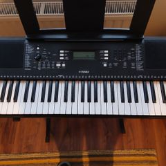 Yamaha PSR-E373 Portable Keyboard with stand