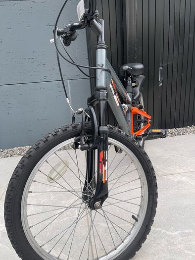 APOLLO XPANDER Junior Mountain Bike     20 inch Wheels     As New Condition