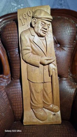 Sculptures, portraits made of wood.