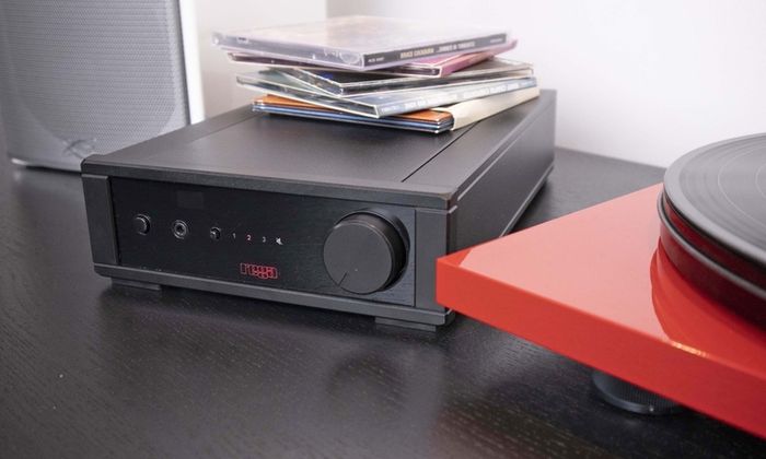 Rega Io Amplifier with Phono stage high quality amplifier as new with Remote