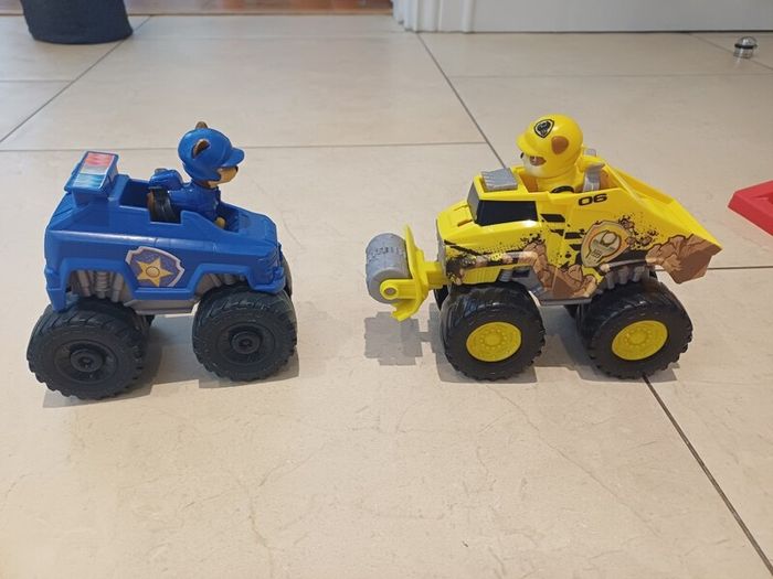 Paw patrol tower and 2 vehicles
