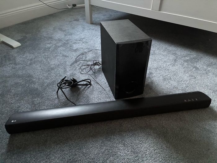 Bluetooth LG Soundbar + Subwoofer (SH2)