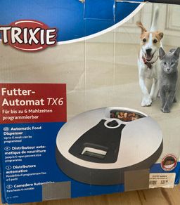 Automatic food dispenser