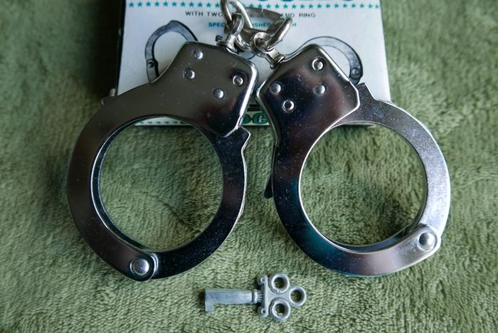 Hand Cuffs with one key