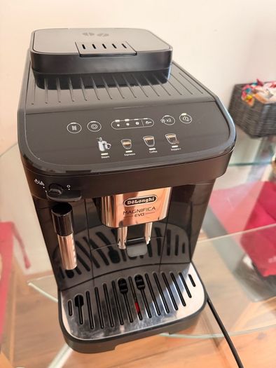 De'Longhi Magnifica Evo coffee machine