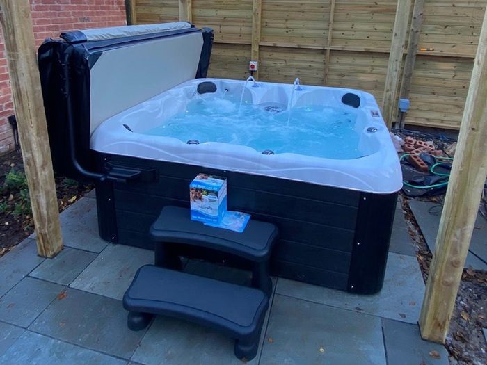 New Quality Hot Tubs - Nationwide Delivery