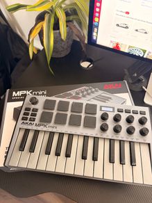AKAI MPK mini MIDI controller