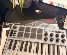 AKAI MPK mini MIDI controller