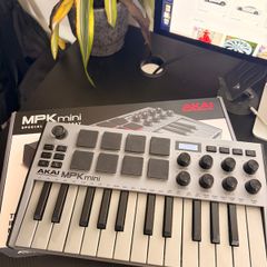 AKAI MPK mini MIDI controller