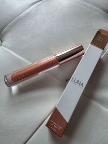Luna lip gloss