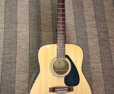 Yamaha F310 acoustic guitar + TKL HD gig bag