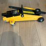 Halfords 2 Tonne Hydraulic Trolley Jack with Pair of 2 Tonne Axle Stands Image 2