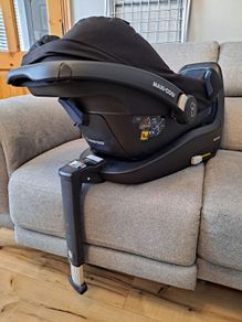 Maxi-cosi baby car seat + isofix (free)