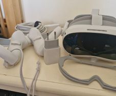 VR headset PICO 4 + extra data/power cable